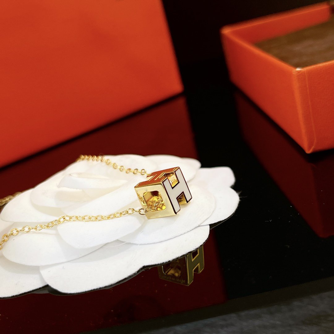 [Clara Jewels]H WHITE SQUARE GOLD NECKLACE