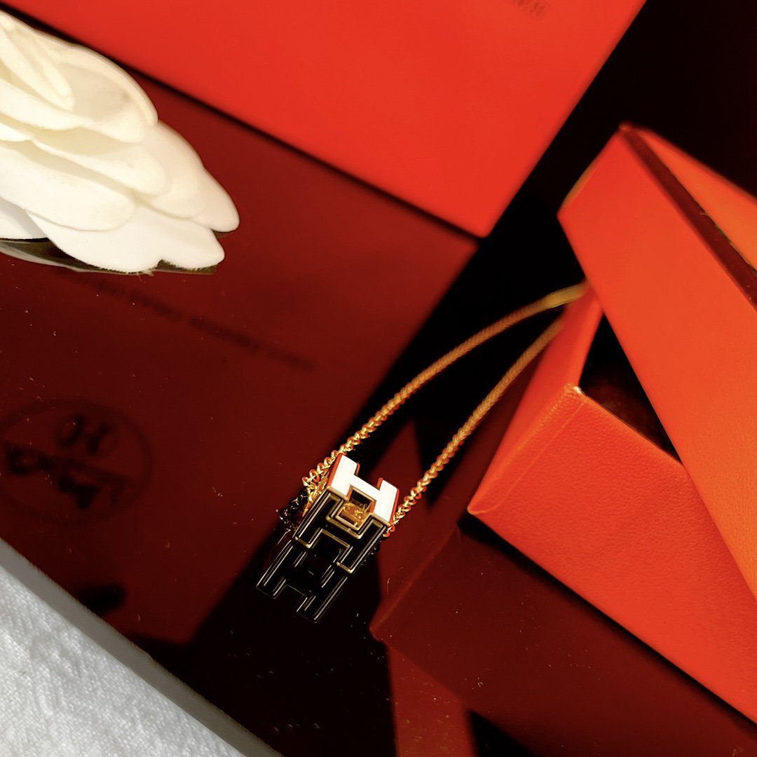 [Clara Jewels]H WHITE SQUARE GOLD NECKLACE