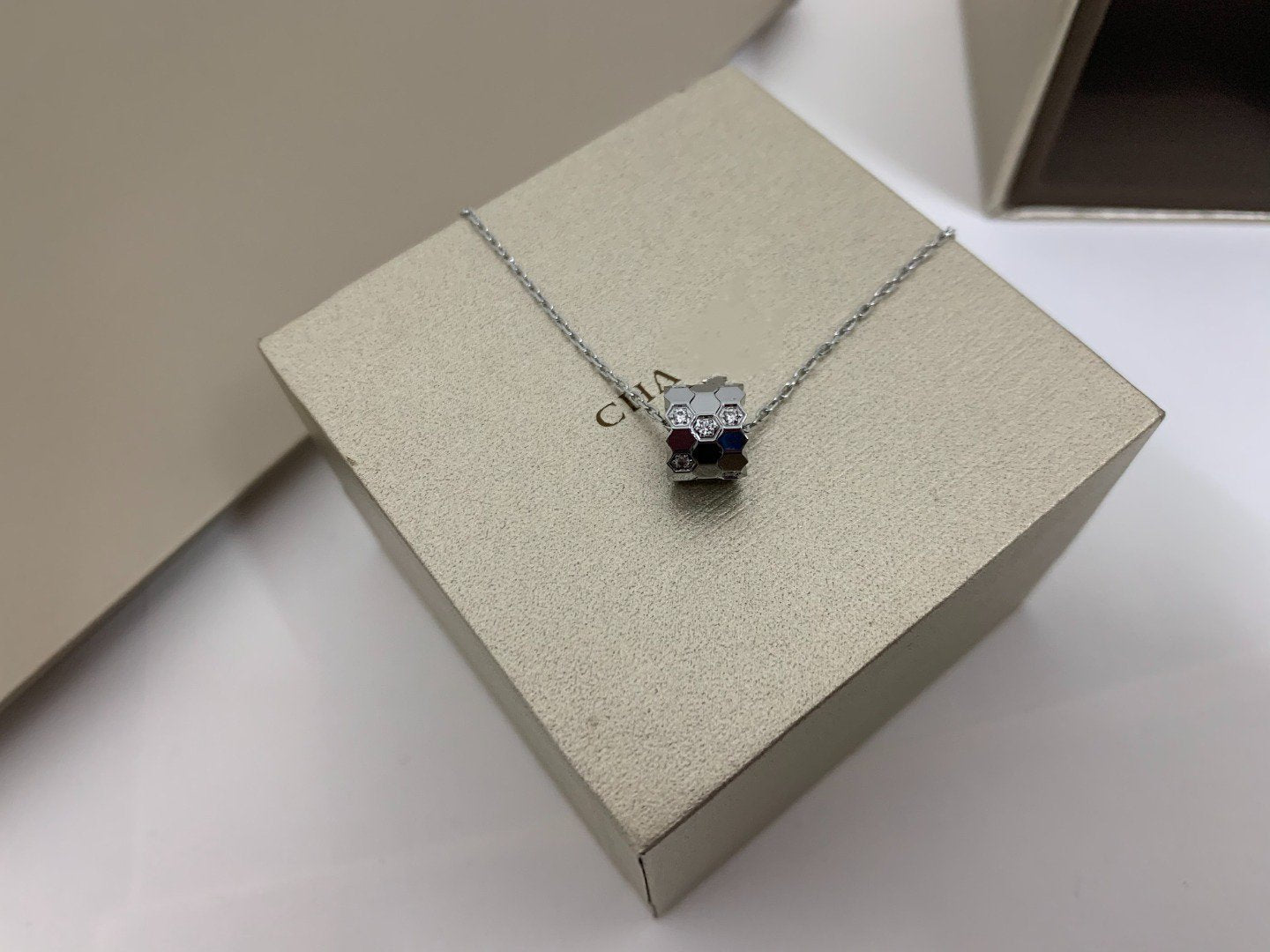 [Clara Jewels]BEE LOVE DIAMOND NECKLACE