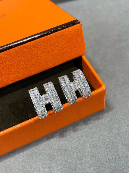[Clara Jewels]H STUD EARRINGS WITH SILVER DIAMONDS