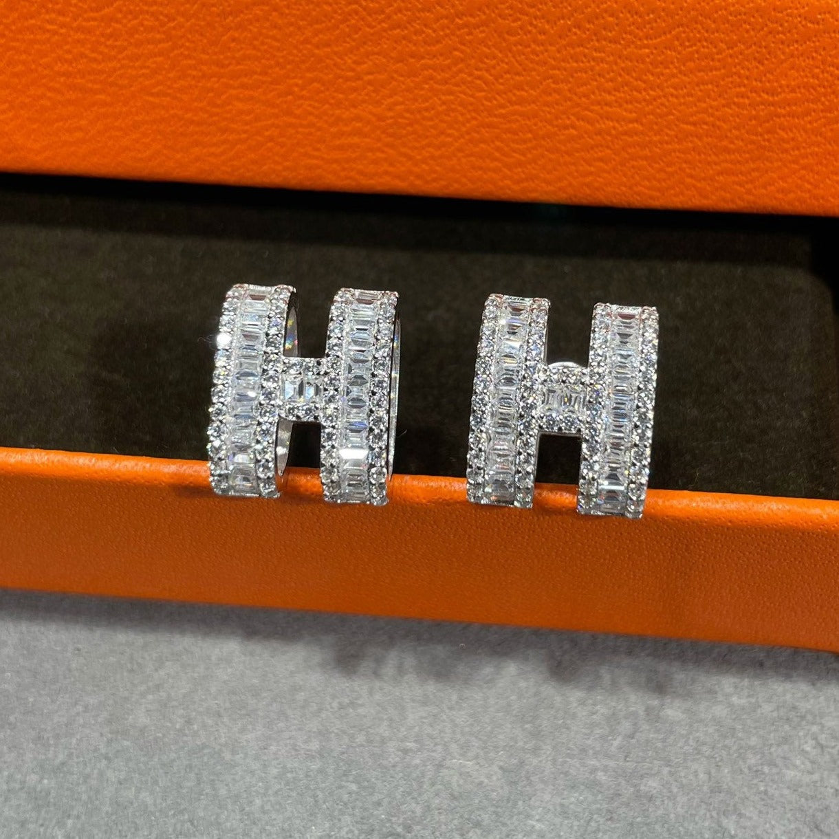 [Clara Jewels]H STUD EARRINGS WITH SILVER DIAMONDS