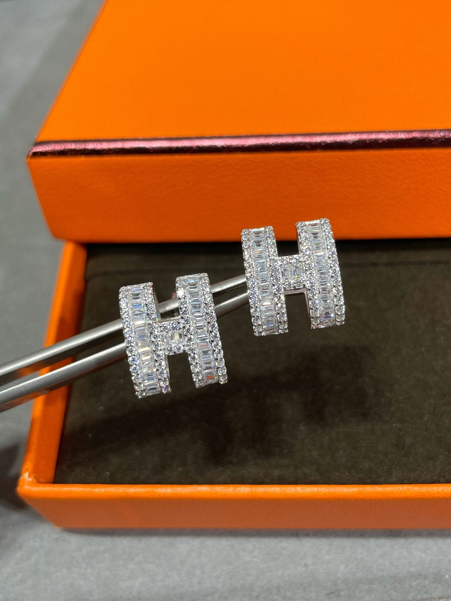 [Clara Jewels]H STUD EARRINGS WITH SILVER DIAMONDS