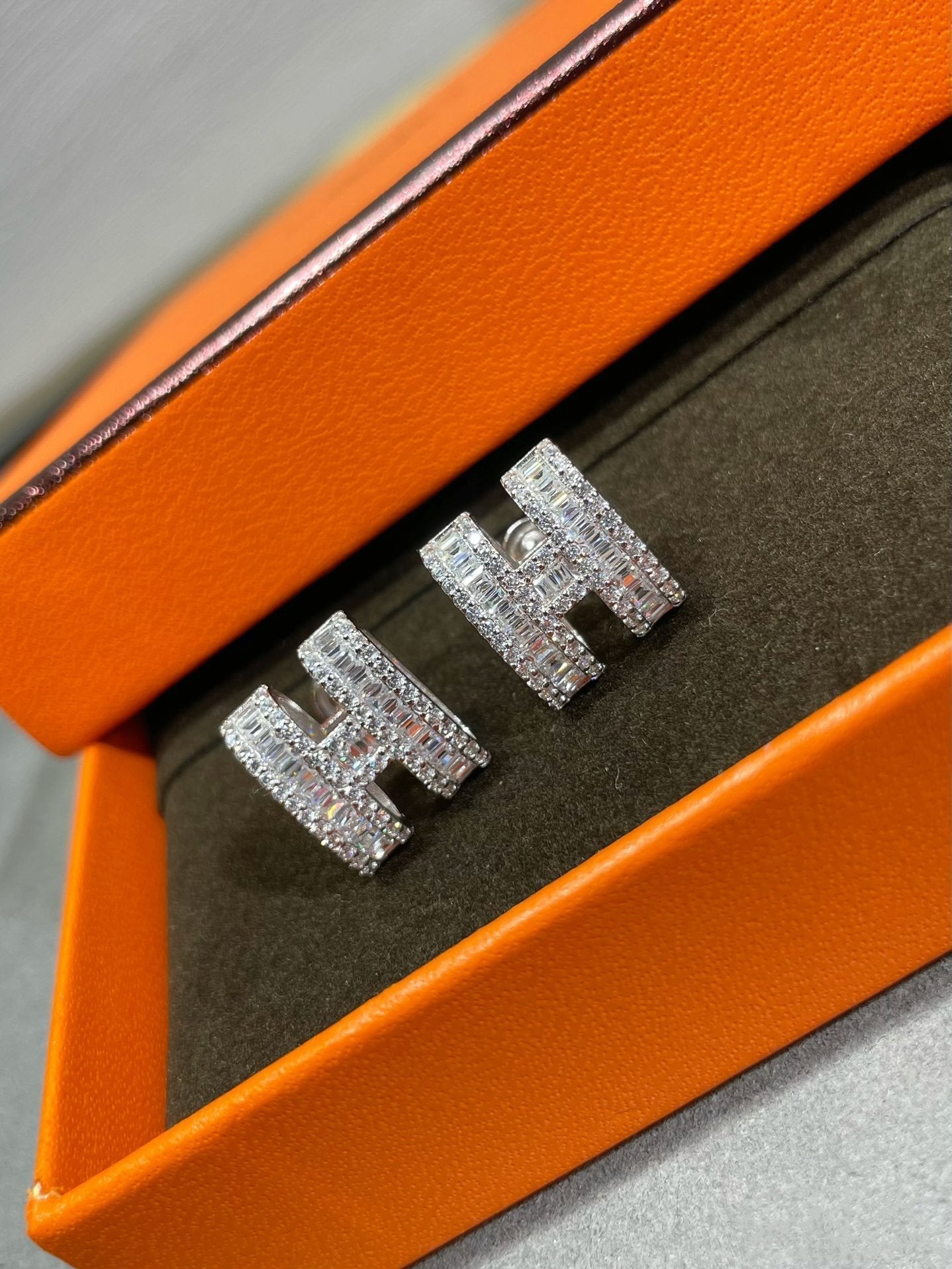 [Clara Jewels]H STUD EARRINGS WITH SILVER DIAMONDS