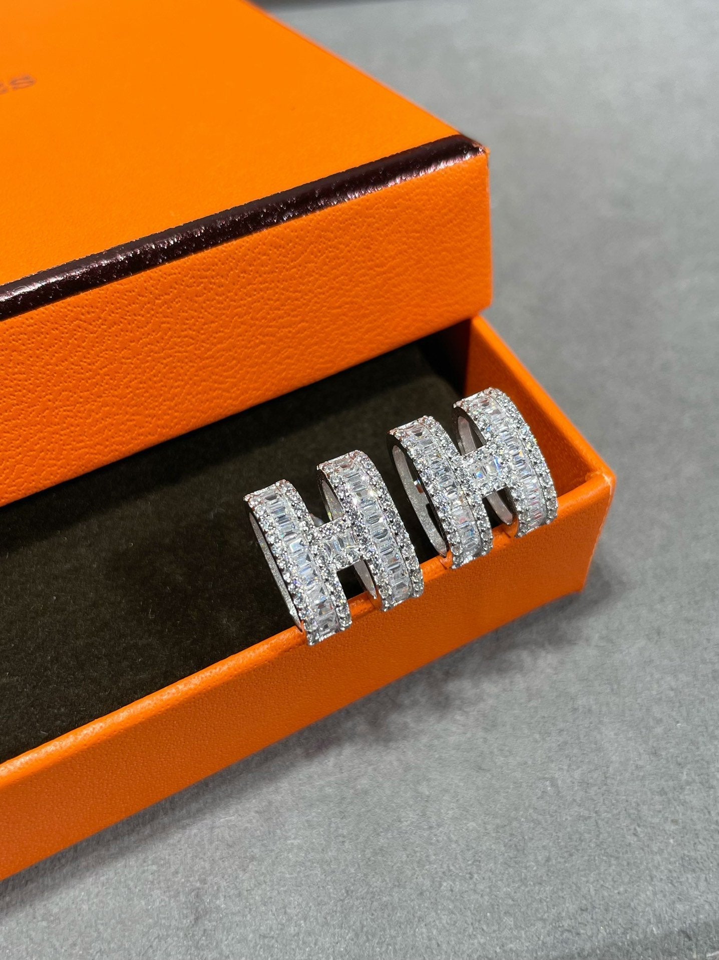[Clara Jewels]H STUD EARRINGS WITH SILVER DIAMONDS