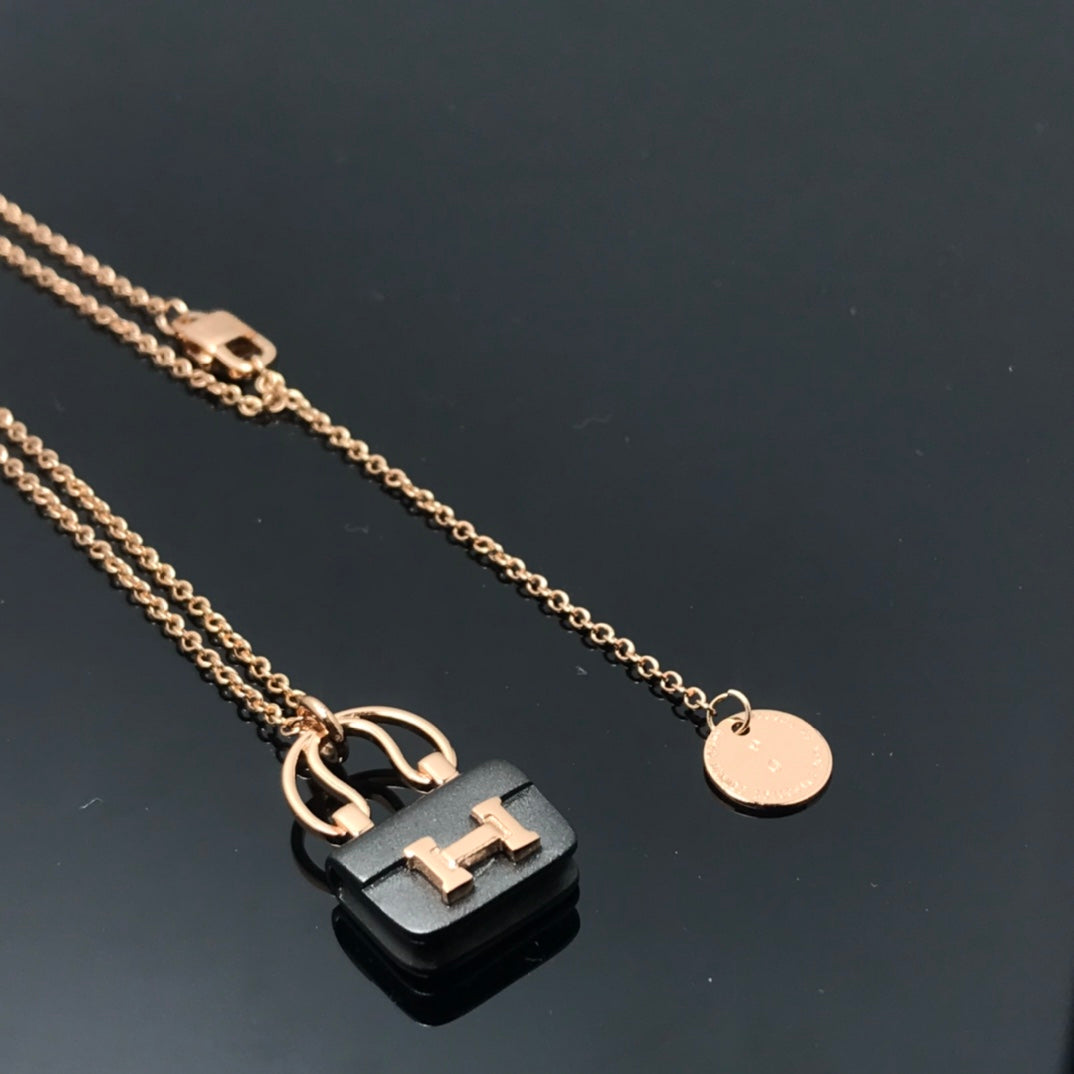 [Clara Jewels]WOMEN'S HM AMULETTES CONSTANCE PENDANT NECKLACE