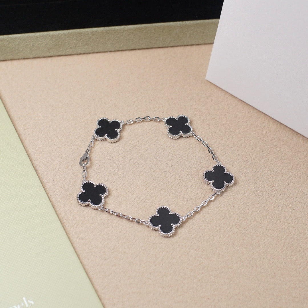 [Clara Jewels] CLOVER 5 MOTIF ONYXS BRACELET COLLECTION