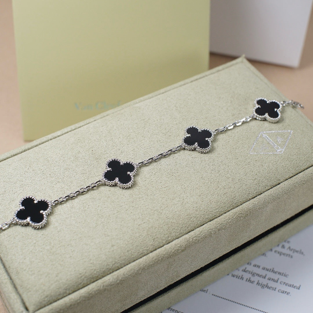 [Clara Jewels] CLOVER 5 MOTIF ONYXS BRACELET COLLECTION