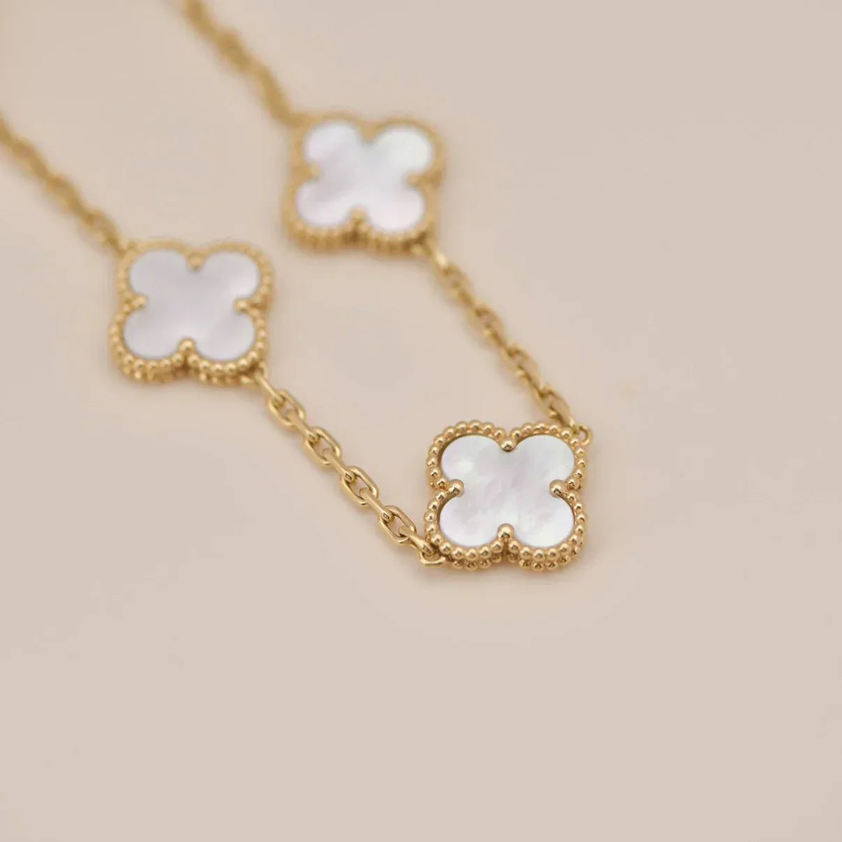 [Clara Jewels]CLOVER WHITE PEARL MOP 5 MOTIF BRACELET COLLECTION