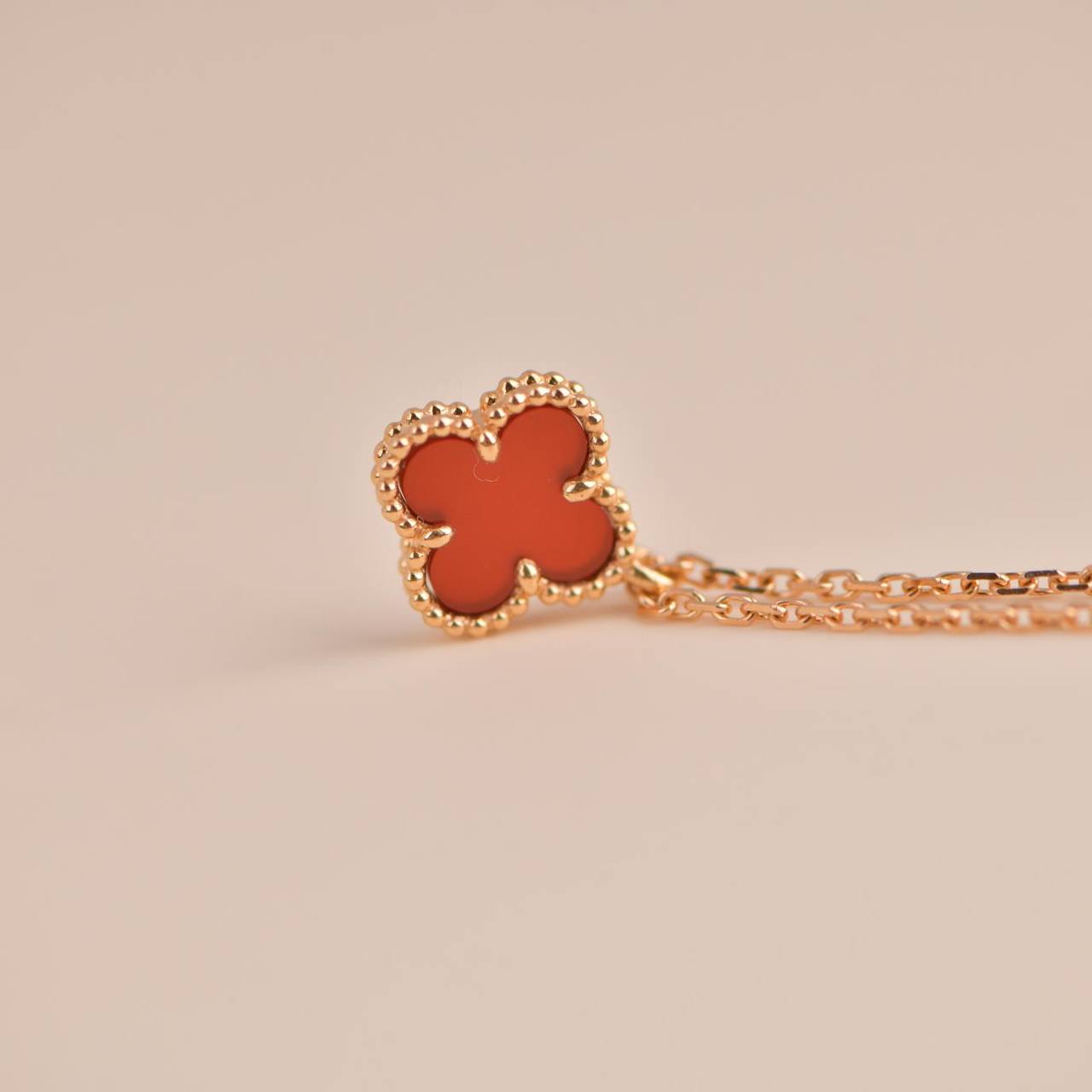 [Clara Jewels]CLOVER MINI 9.5MM WHITE CARNELIANS NECKLACE