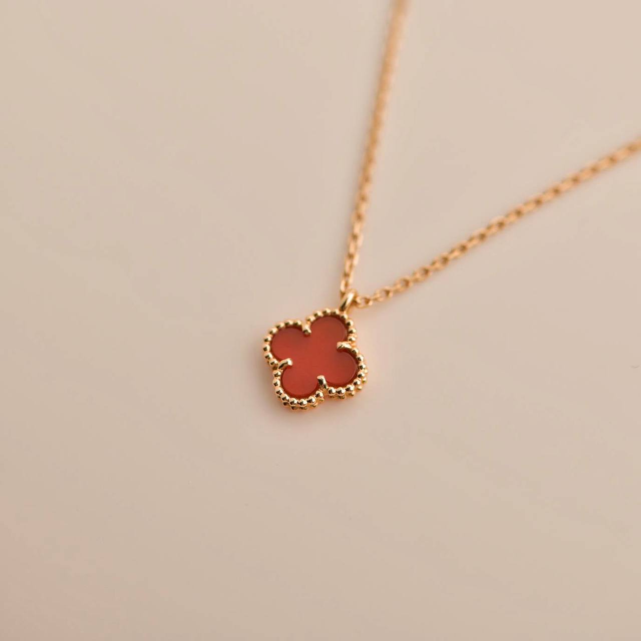 [Clara Jewels]CLOVER MINI 9.5MM WHITE CARNELIANS NECKLACE