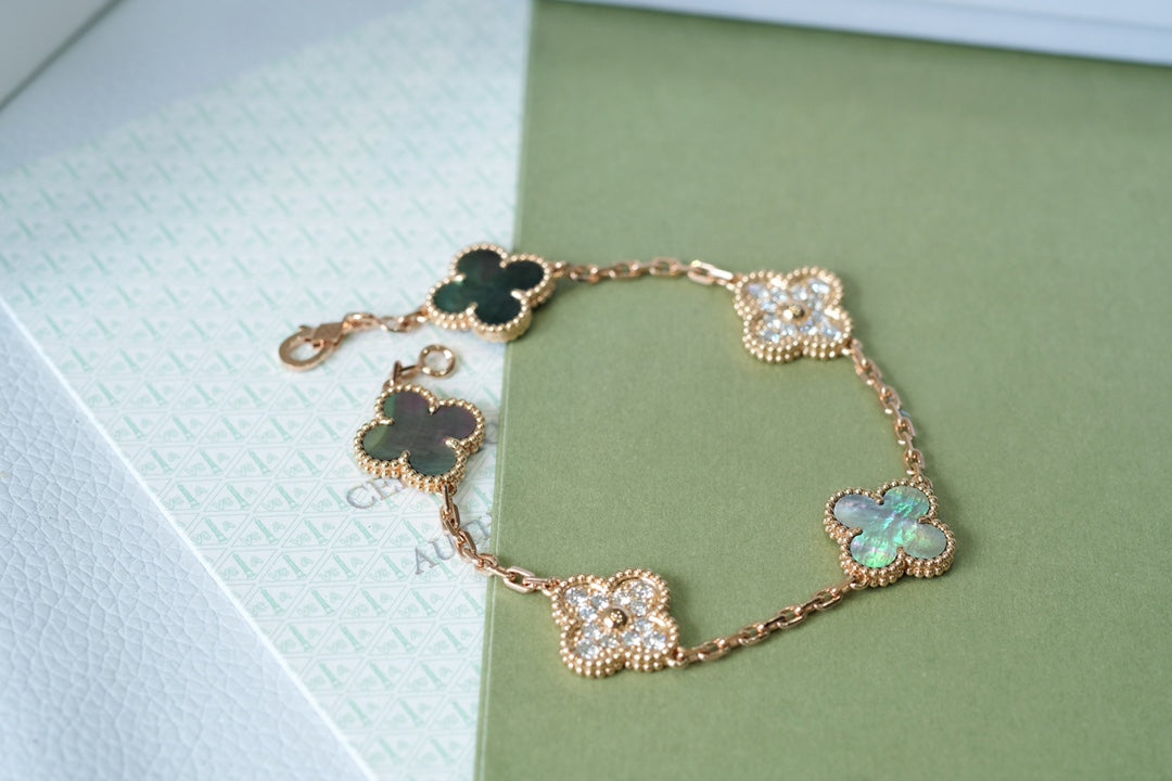 [Clara Jewels] CLOVER 5 MOTIF GRAY MOP BRACELET COLLECTION