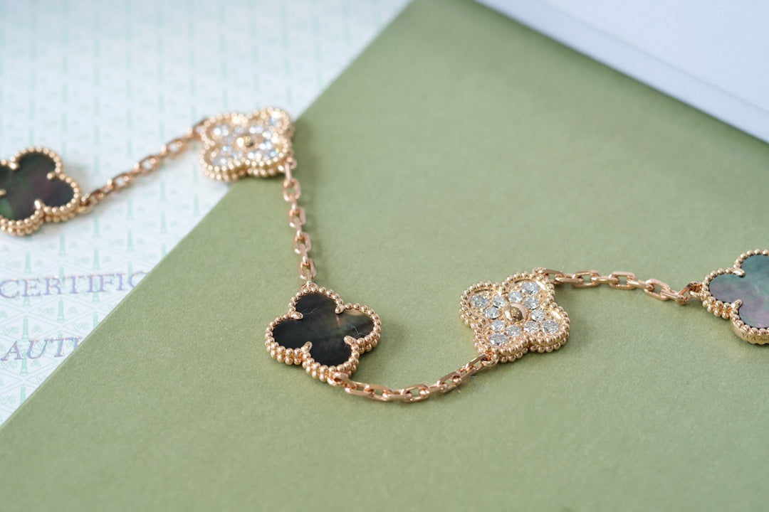 [Clara Jewels] CLOVER 5 MOTIF GRAY MOP BRACELET COLLECTION