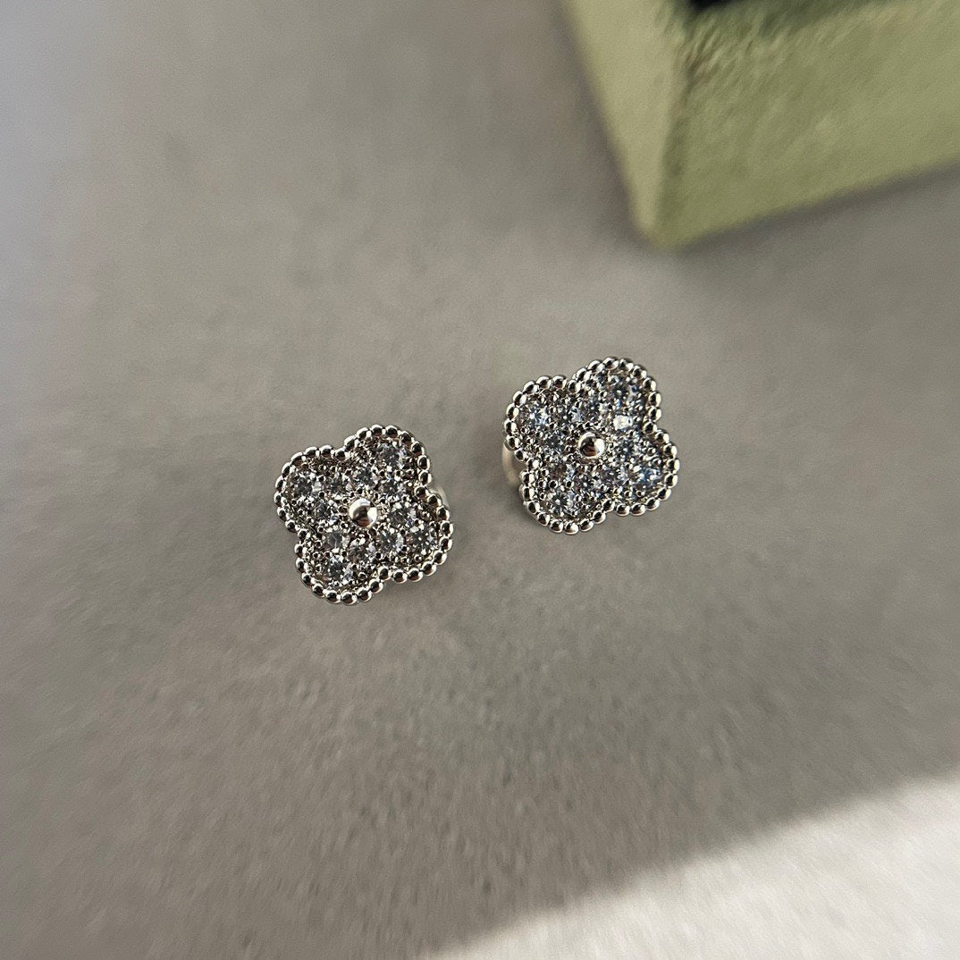 [Clara Jewels]CLOVER MINI DIAMOND STUD EARRINGS