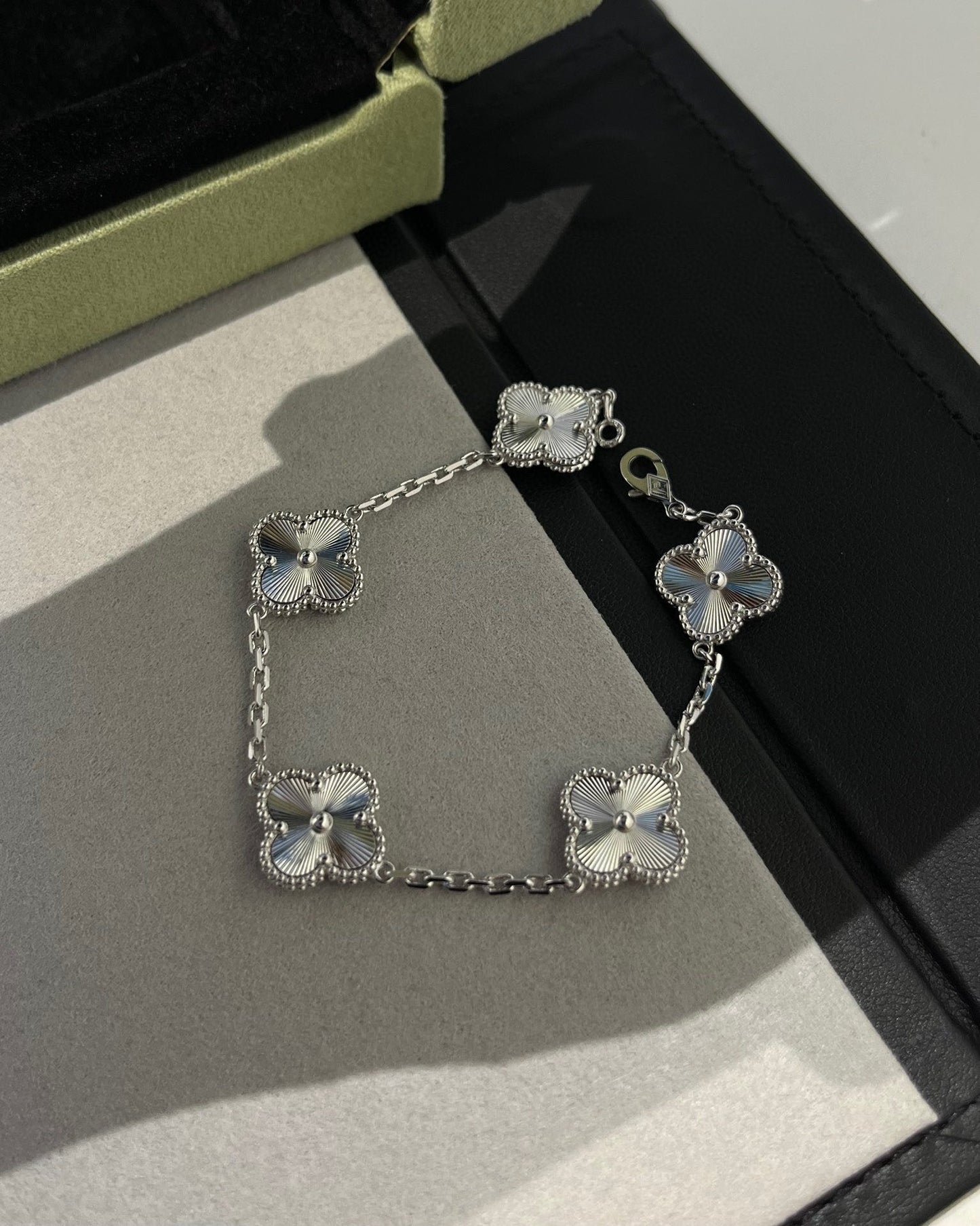 [Clara Jewels] CLOVER 5 MOTIF LASER BRACELET COLLECTION