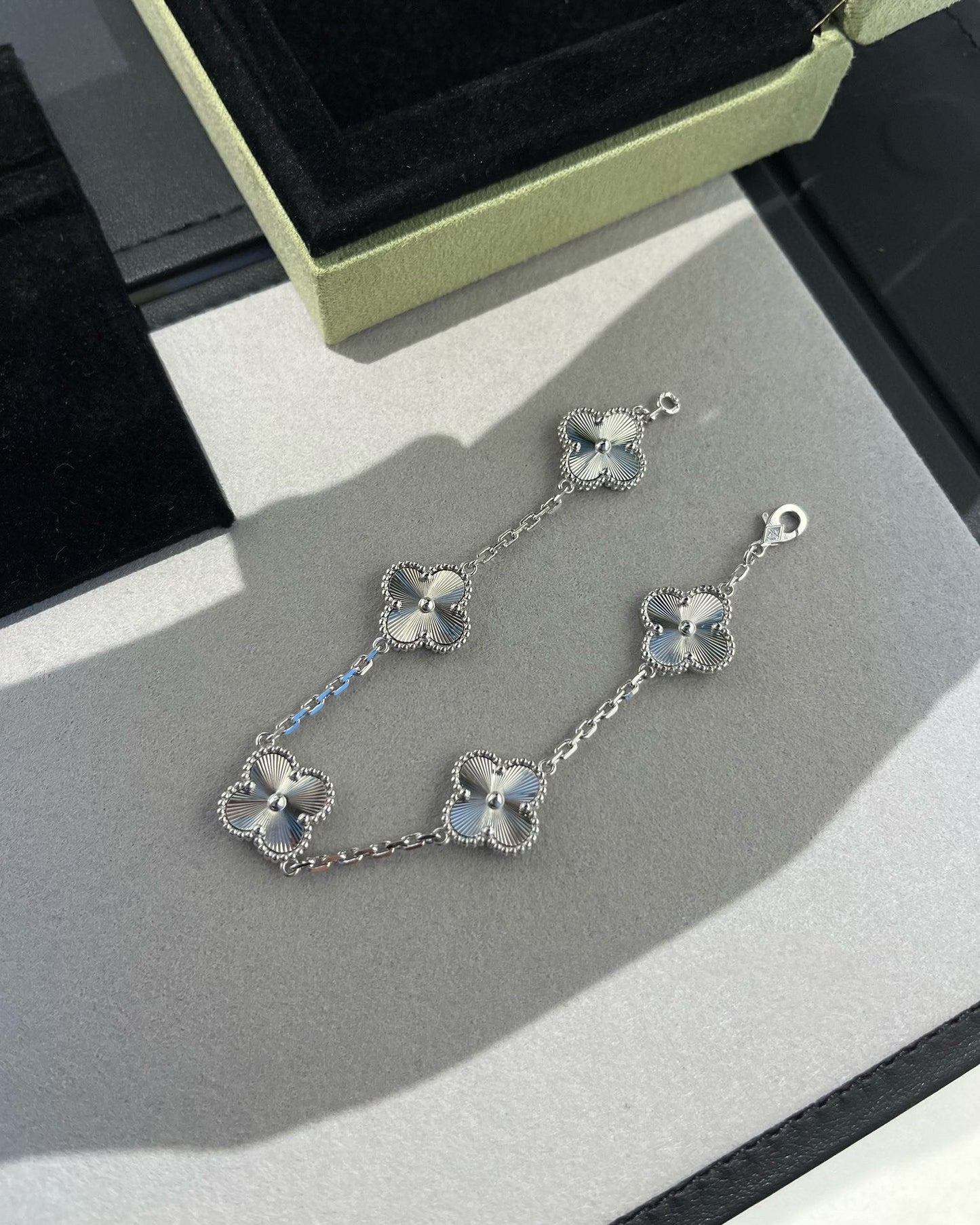 [Clara Jewels] CLOVER 5 MOTIF LASER BRACELET COLLECTION